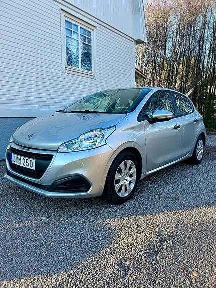 Peugeot 208 2015 photo 3