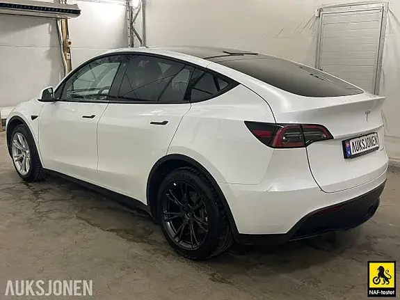 Tesla Model Y 2023 photo 2