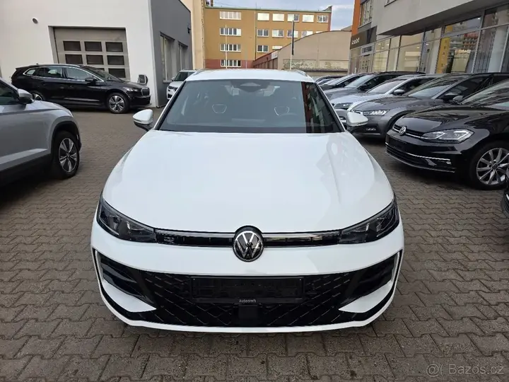 Volkswagen Passat 2024 photo 2
