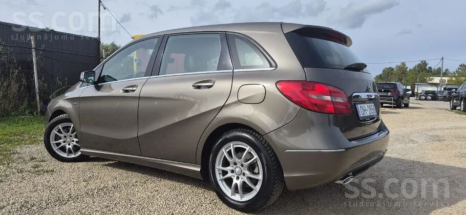 Mercedes-Benz B180 2012 photo 3
