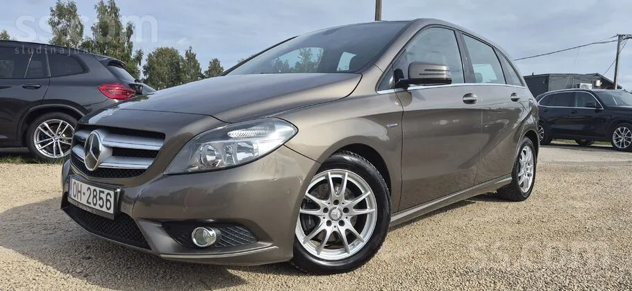 Mercedes-Benz B180 2012 photo 2