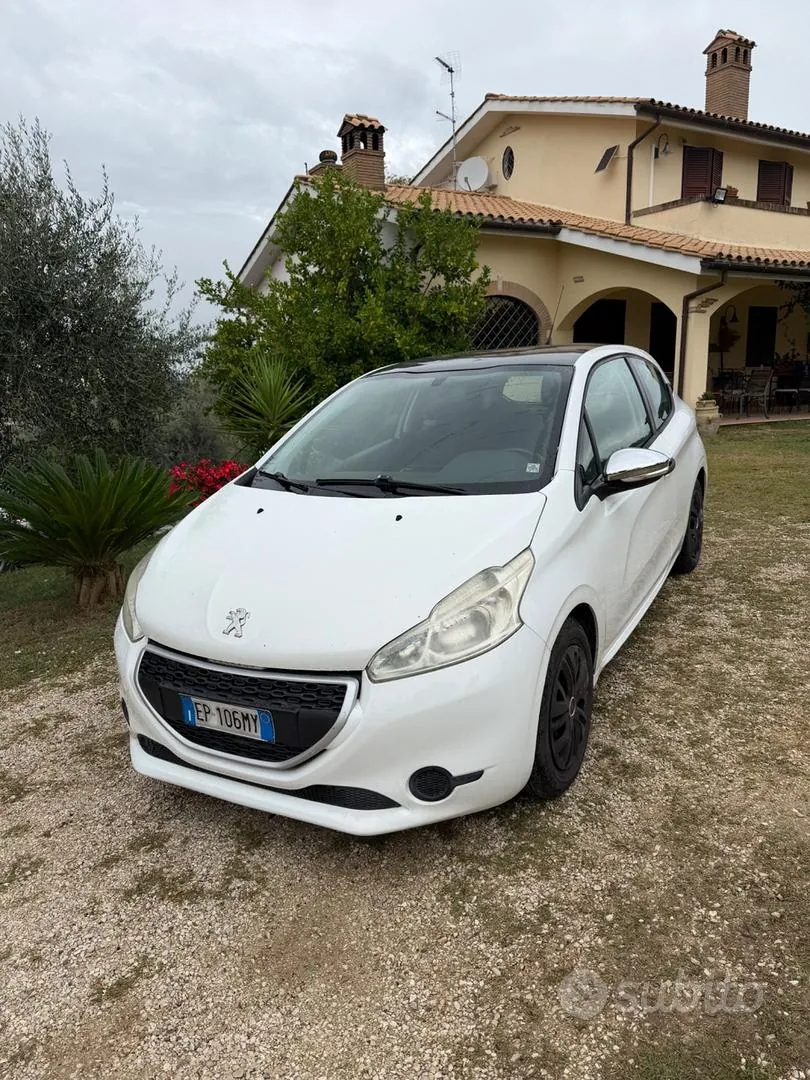 Peugeot 208 2014 photo 2