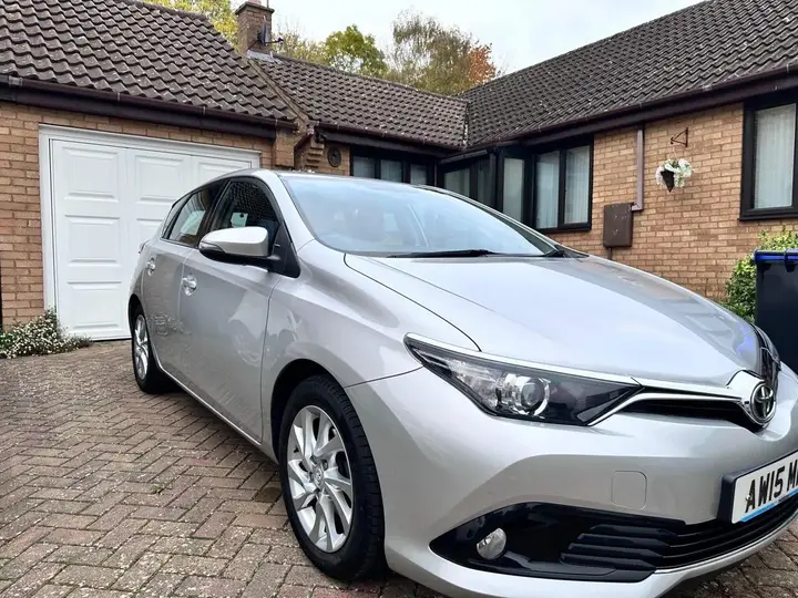 Toyota Auris 2015 photo 2