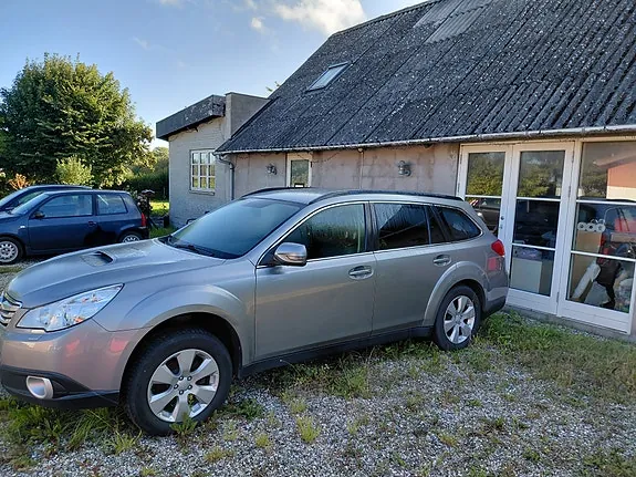 Subaru Outback 2010 photo 3