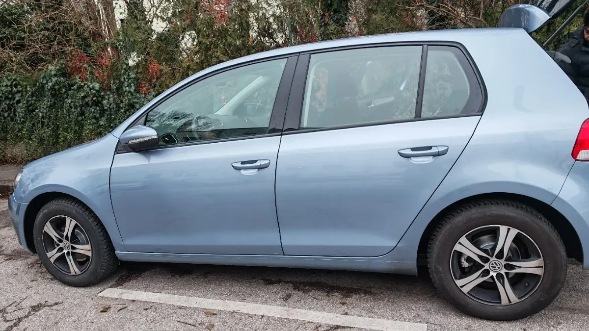 Volkswagen Golf 2010 photo 2