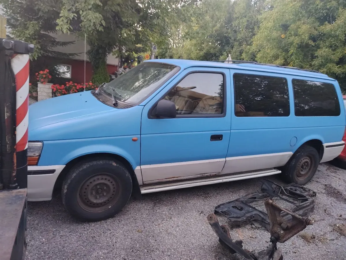 Chrysler Voyager 1995 photo 2