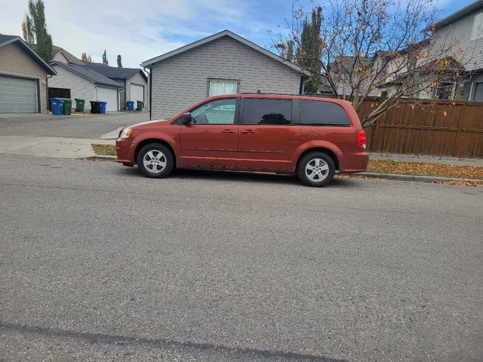 Dodge Grand Caravan 2012 photo 2