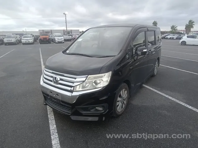 Honda Stepwagon 2013 photo 2