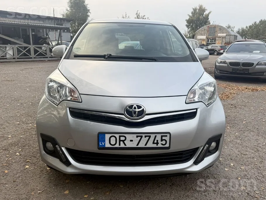 Toyota Verso-S 2012 photo 3