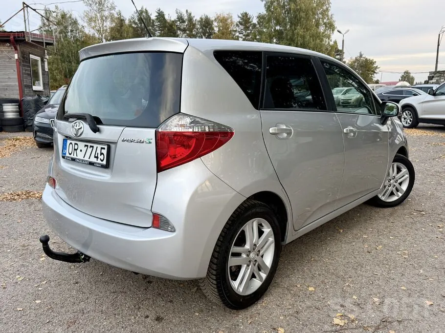 Toyota Verso-S 2012 photo 2