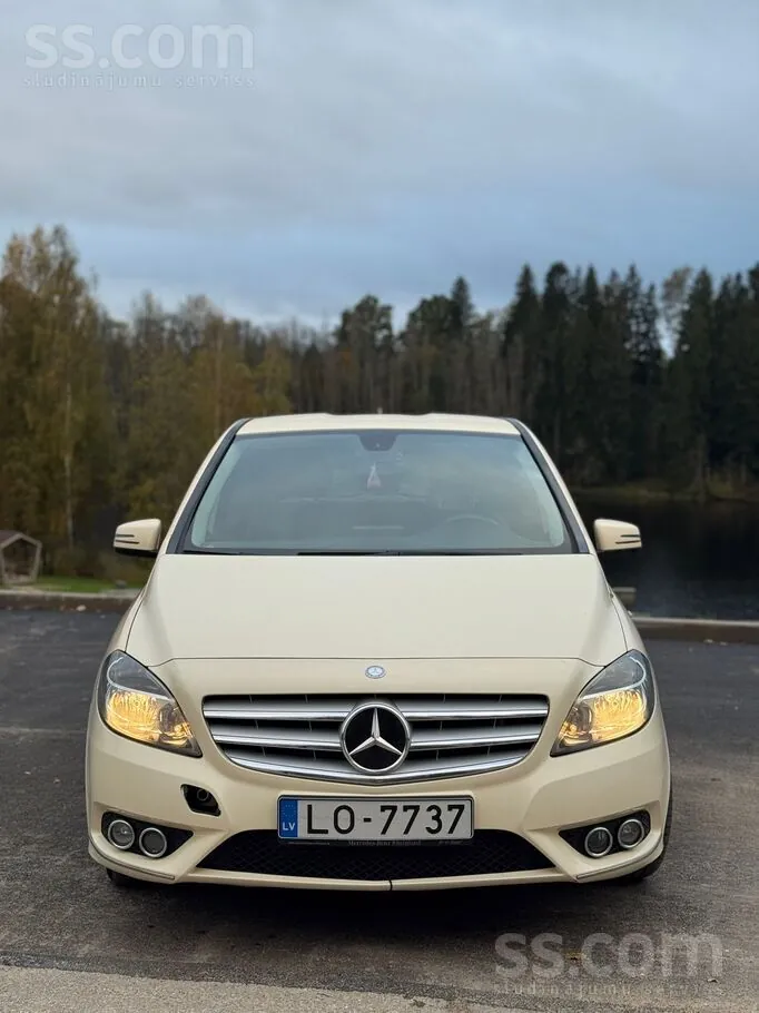 Mercedes-Benz B180 2012 photo 2