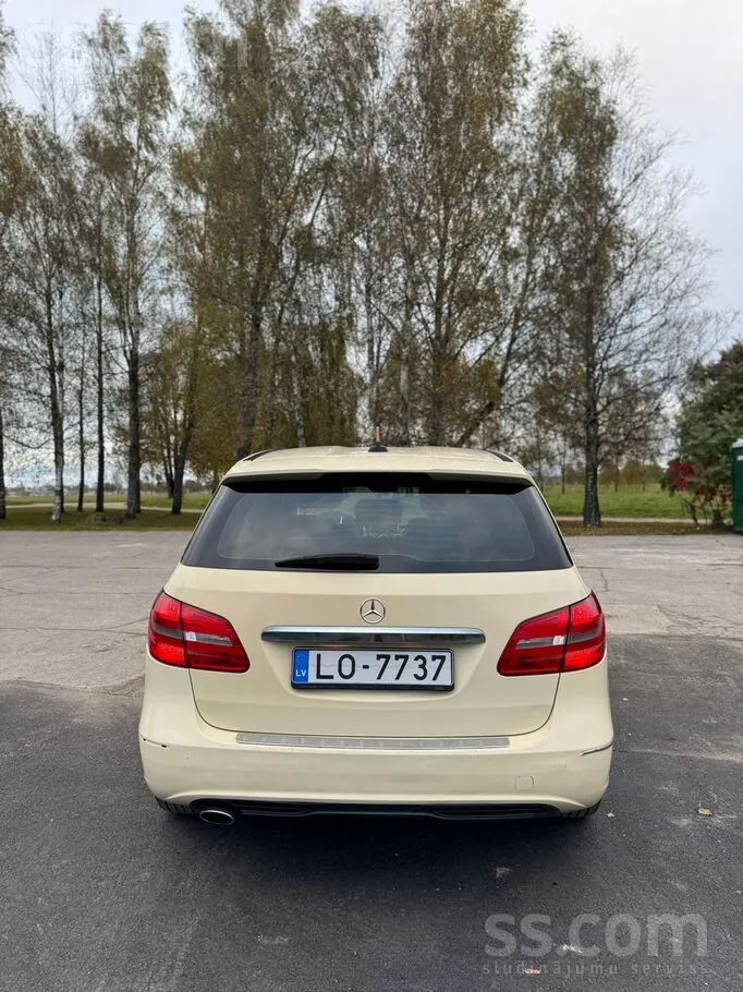 Mercedes-Benz B180 2012 photo 4