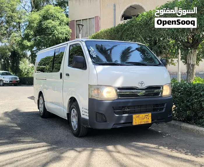 Toyota Hiace 2013 photo 2