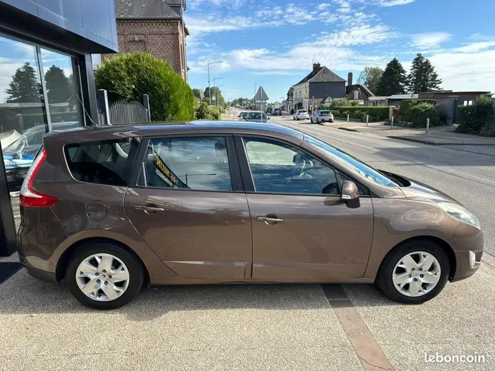 Renault Grand Scenic 2011 photo 2