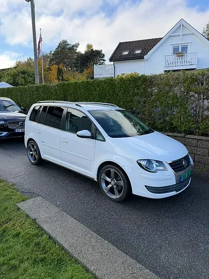Volkswagen Touran 2010 photo 2