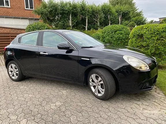 Alfa Romeo Giulietta 2011 photo 2