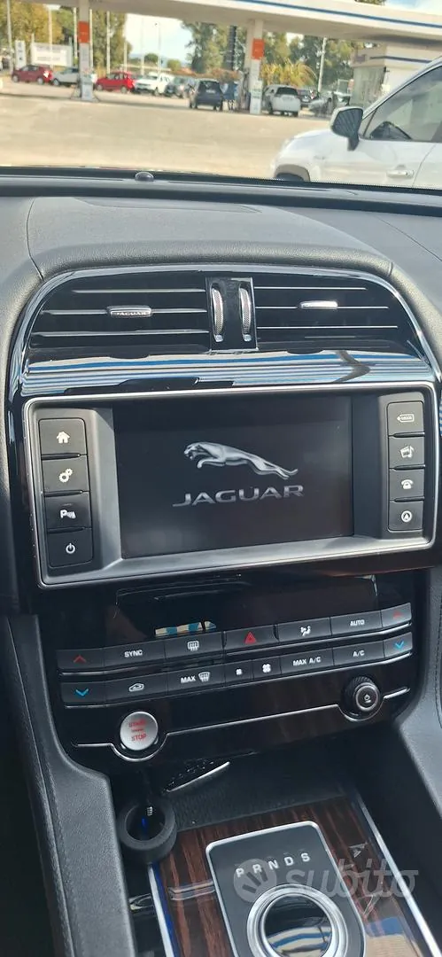 Jaguar F-Pace 2017 photo 2