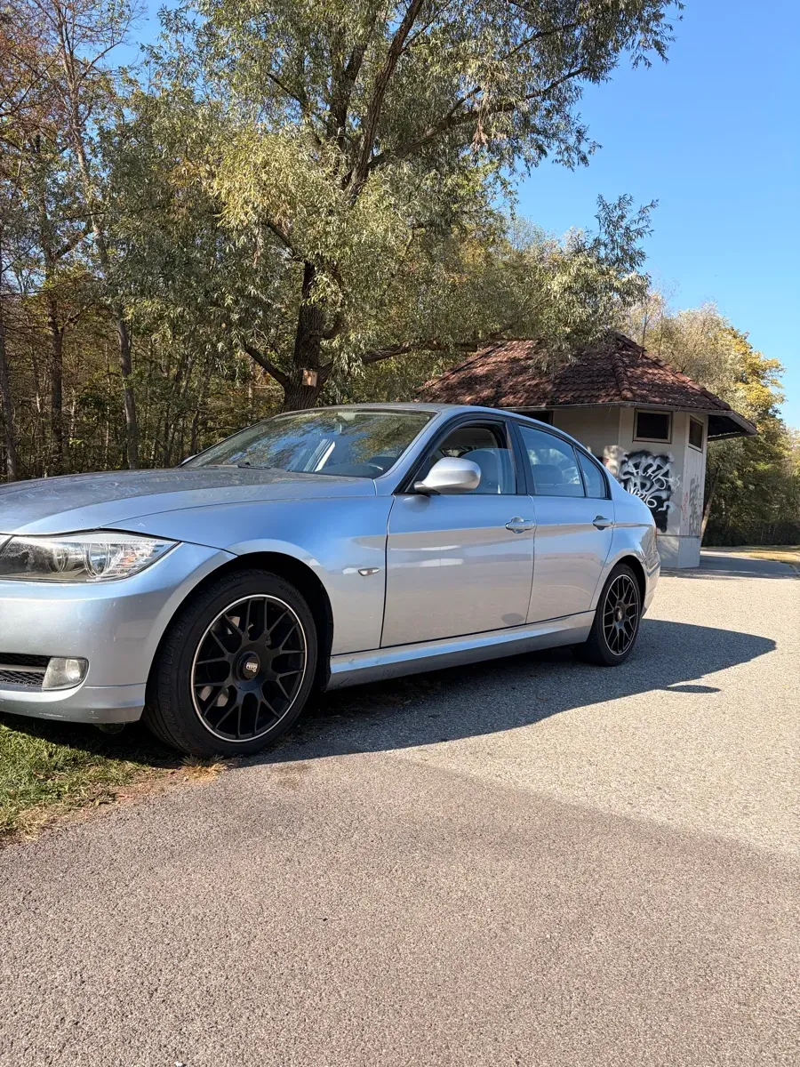 BMW 3 Series 2009 photo 2