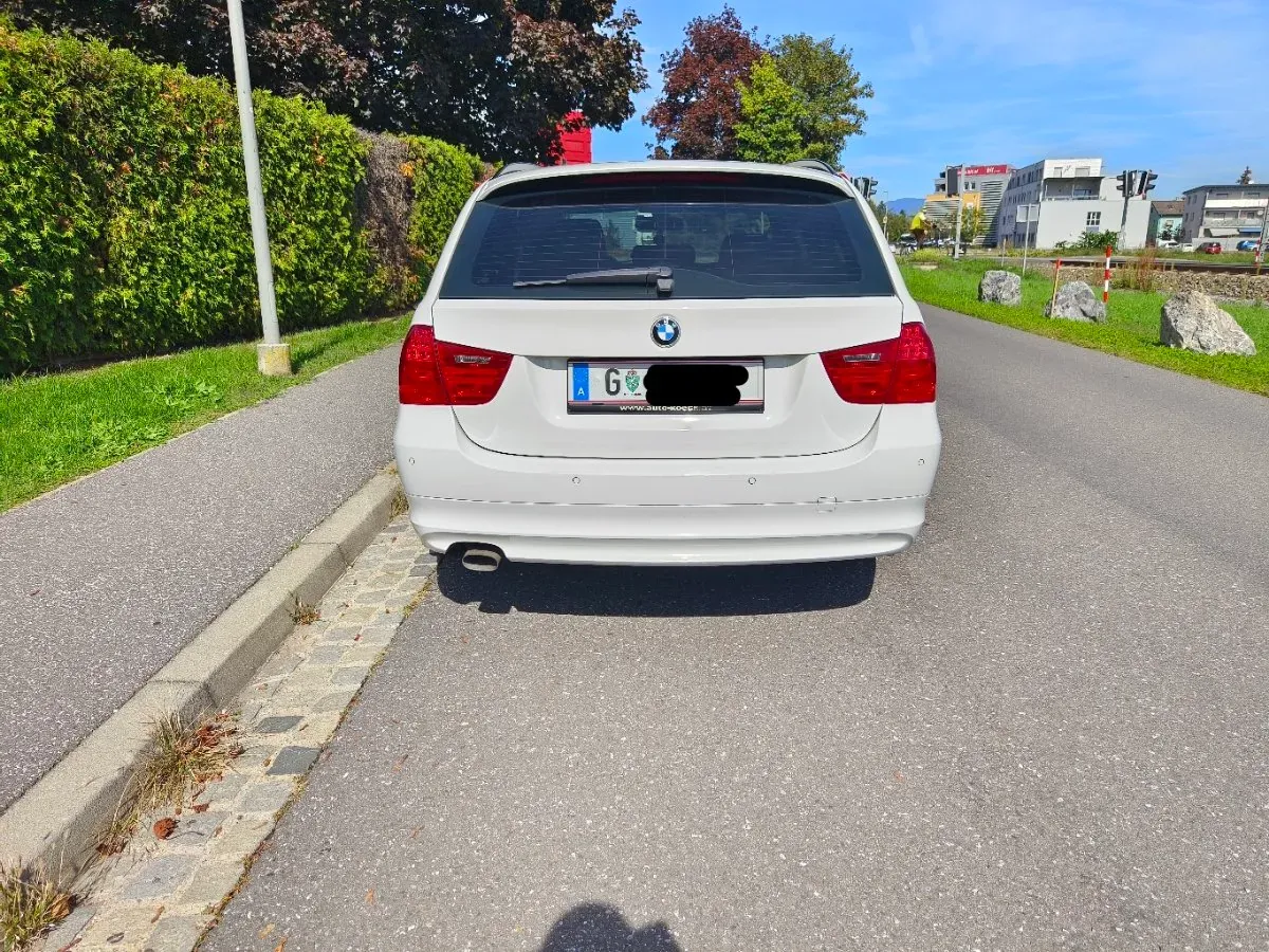 BMW 3 Series 2011 photo 3