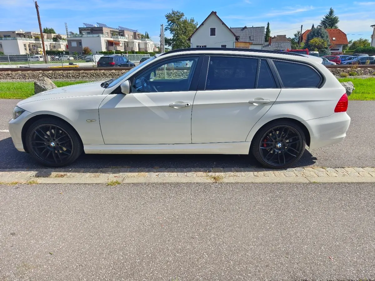 BMW 3 Series 2011 photo 2