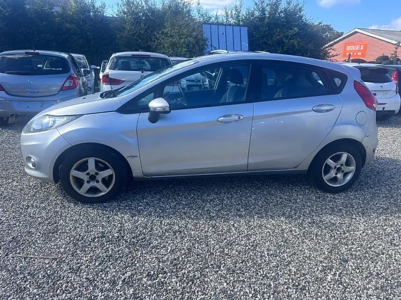 Ford Fiesta 2010 photo 2