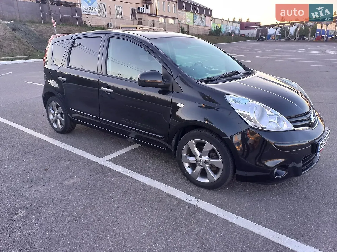 Nissan Note 2010 photo 4