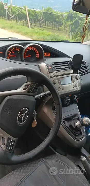 Toyota Verso 2010 photo 2