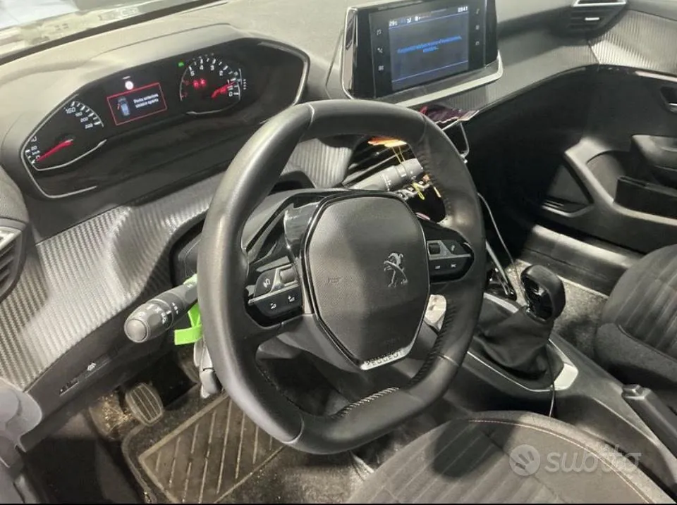 Peugeot 208 2023 photo 3