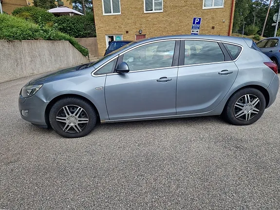 Opel Astra 2011 photo 2