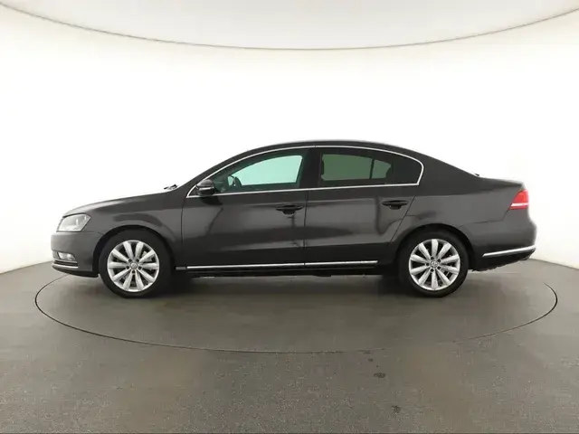 Volkswagen Passat 2011 photo 2