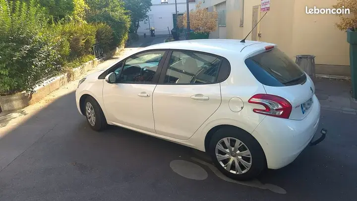 Peugeot 208 2014 photo 2