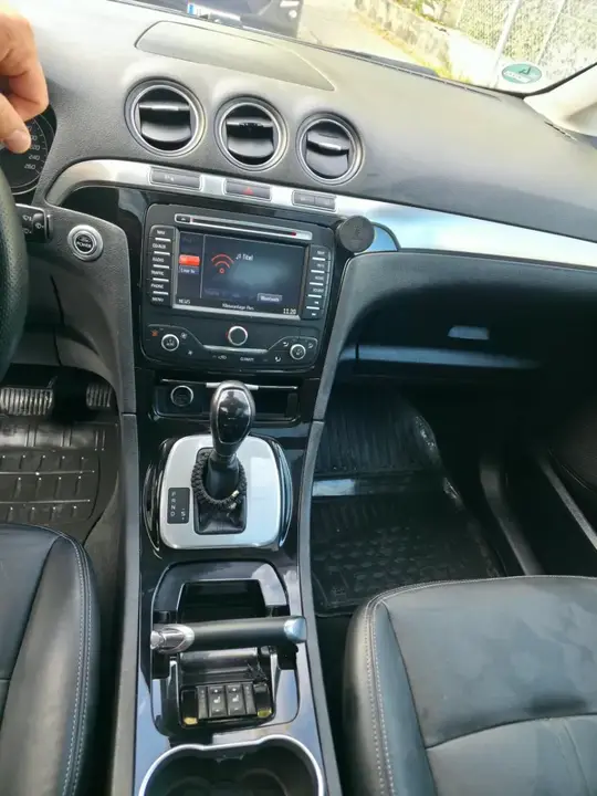 Ford Galaxy 2012 photo 3