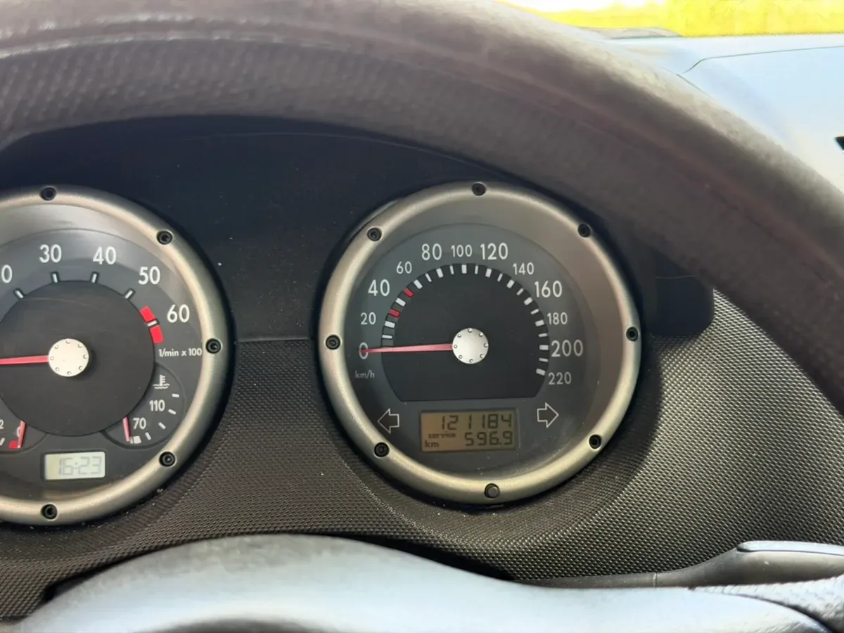 Volkswagen Polo 2000 photo 2