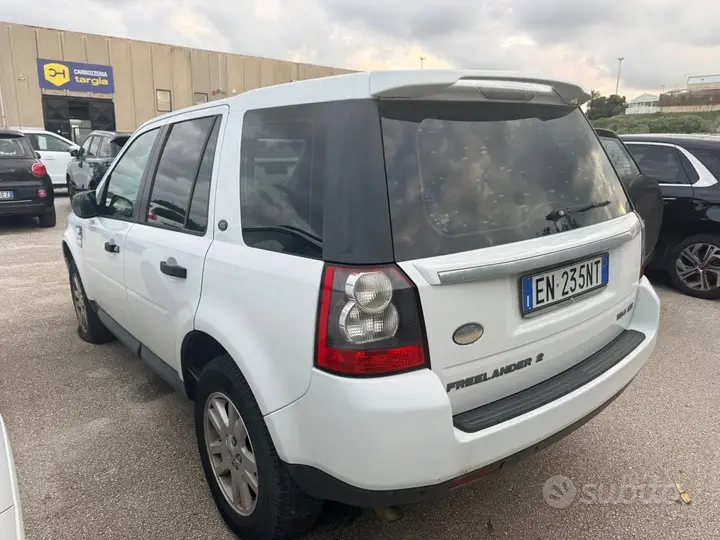 Land Rover Freelander 2012 photo 2