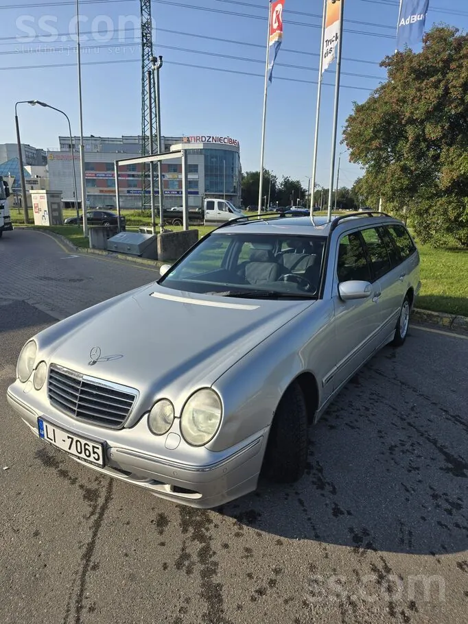 Mercedes-Benz E240 2001 photo 4