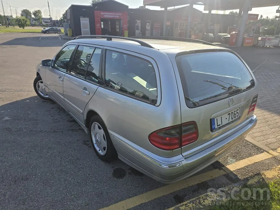Mercedes-Benz E240 2001 photo 3