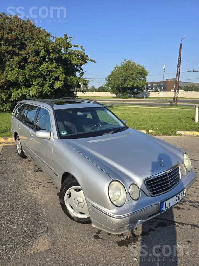 Mercedes-Benz E240