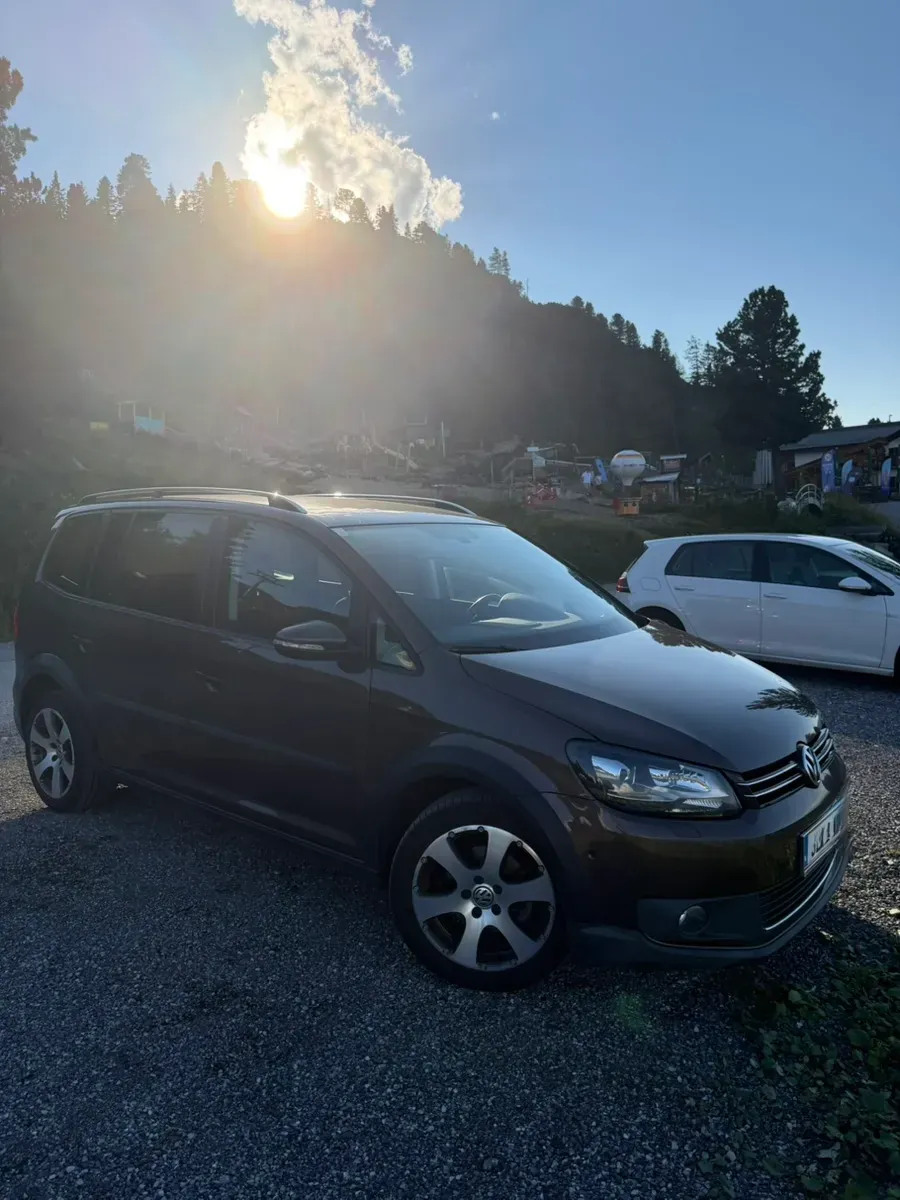 Volkswagen Touran 2013 photo 2