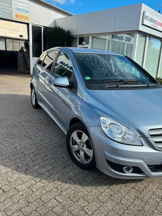 Mercedes-Benz B180
