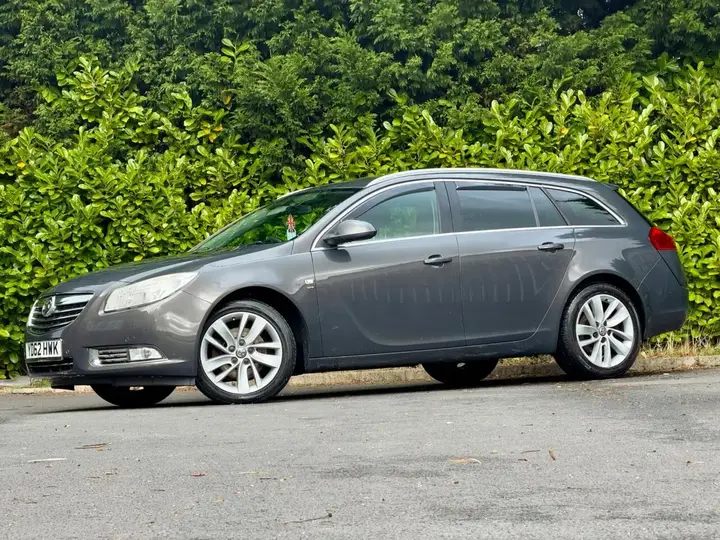 Vauxhall Insignia 2012 photo 2