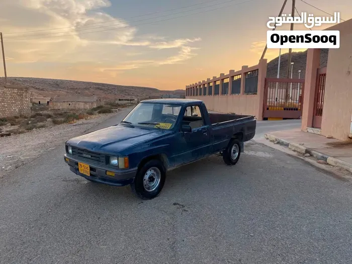 Toyota Hilux 1988 photo 2