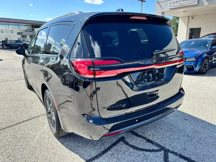 Chrysler Pacifica 2027 photo 3