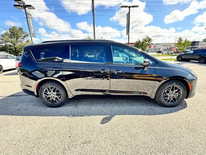 Chrysler Pacifica 2027 photo 5