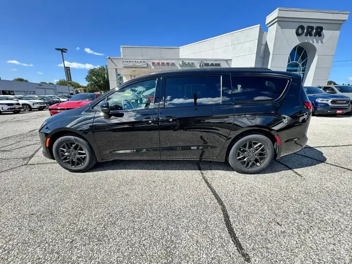 Chrysler Pacifica 2027 photo 2