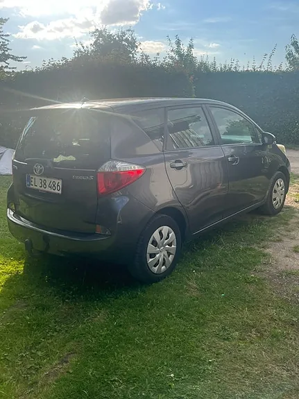 Toyota Verso-S 2013 photo 2