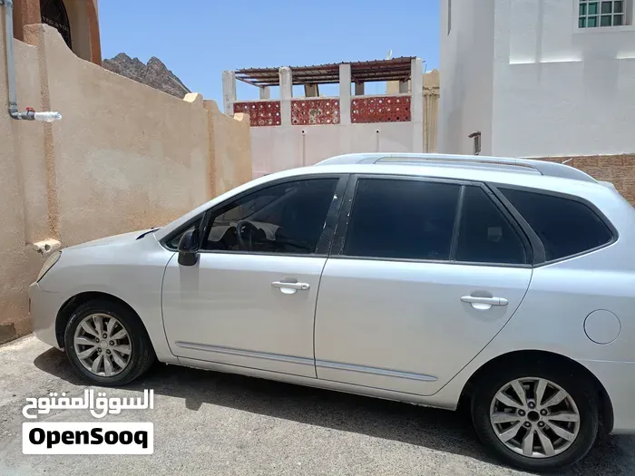 Kia Carens 2011 photo 4