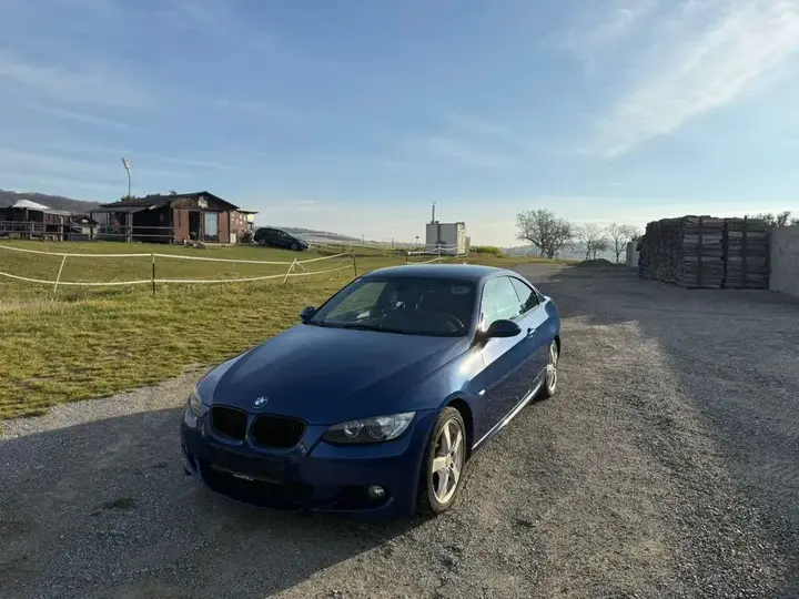 BMW 320D 2009 photo 2