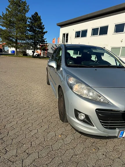 Peugeot 207 2011 photo 2
