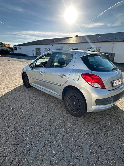 Peugeot 207 2011 photo 3