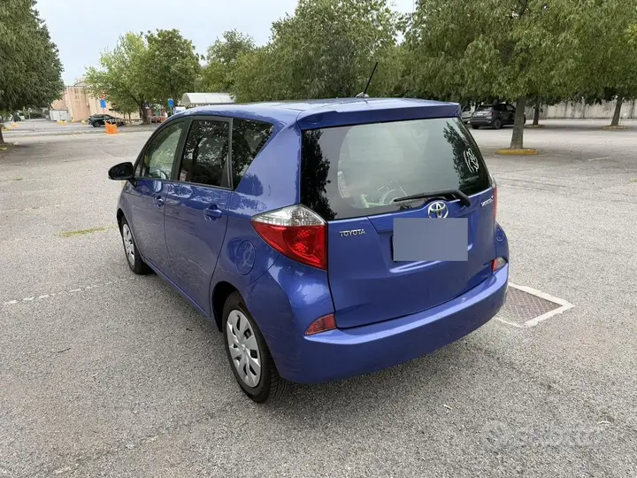 Toyota Verso-S 2011 photo 2